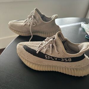 Women’s Yeezy Boost 350 V2 - Slate and Black Size 9